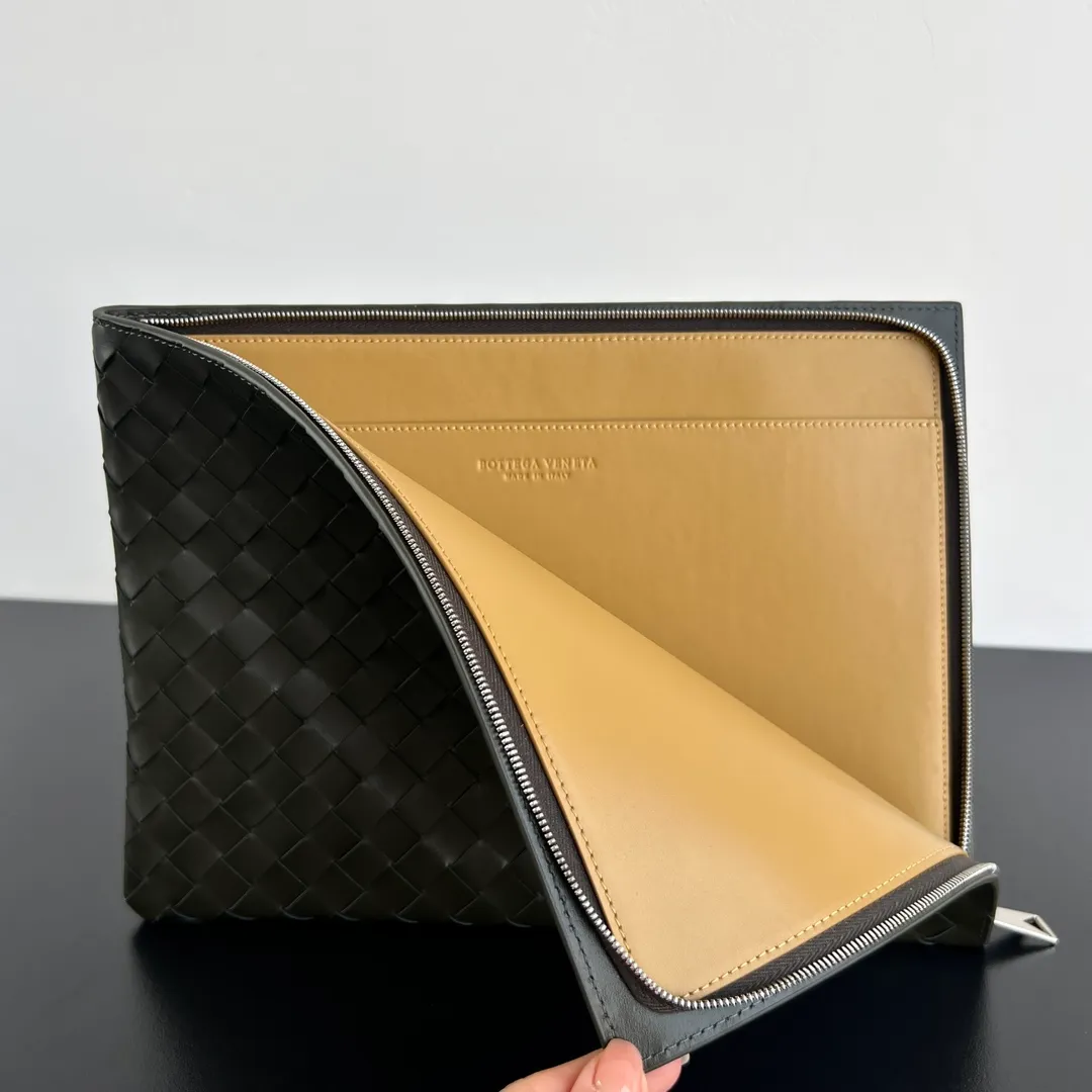 #博特家half-zip clutch bag 607479 intreccio woven clutch bag, low-key and brand-recognizable, made of imported calfskin, showing high-end soft texture and exquisite craftsmanship, with silver hardware half-zip closure, the main compartment provides enough storage space, this bag has a classic appearance that is timeless and practical! Whether it is for daily use or commuting to work, it can instantly improve the overall taste😄 This leather goods is an ideal travel companion, size: 33x24.5x2, P1960